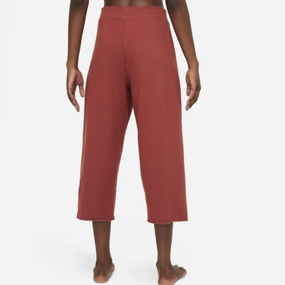 NWT Nike Yoga Luce Fleece Cropped Pants in Red Stone